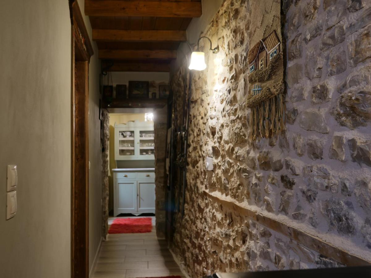 KarpenísionΤο Πέτρινο Της Γιαγιάς Μαρίκαςアパートメント エクステリア 写真